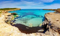 Laguna blu nell'arcipelago di Malta. Fra Comino e Cominotto si può ammirare la Blue Lagoon, una delle principali attrazioni turistiche dell'isola: rinomata per la sua acqua trasparente ...