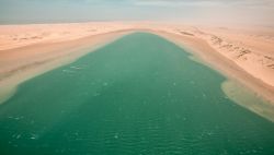 Laguna di Dakhla, veduta aerea: lo spettacolo del Sahara e dell'oceano che si fondono inizia già dall'arrivo in aereo, quando si scorge chiaramente la laguna.