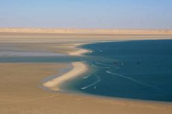 La laguna di Dakhla: tra la sabbia del Sahara si insinua la baia di Dakhla, una delle mete più frequentate dell'intera Africa da parte dei kitesurfers.