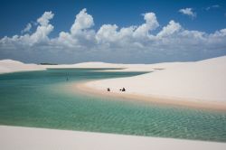 Una laguna di acqua piovana fra le dune del Lencois Maranhenses National Park, stato del Maranhao, Brasile.
