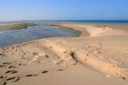 La laguna presso la Duna Bianca, Dakhla: l'aspetto della laguna cambia molto in questo punto con l'alta marea o con la bassa marea. In questo caso era possibile anche attraversarla a ...