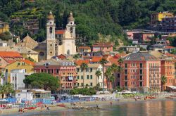 Laigueglia, uno dei Borghi più belli d'Italia, con le colline sullo sfondo, Liguria.  