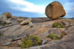Un masso di granito in equilibrio sulle rocce. L'erosione eolica ha creato queste particolari formazioni geologiche, che oltre che in Brasile si possono ammirare in Australia, in Nuova Zelanda ...
