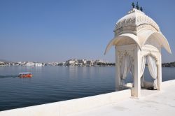 Lake Garden Palace (anche chiamato Jag Mandir) nel lago Pichola a Udaipur, Rajasthan, India.
