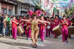 L'allegra sfilata di carnevale nella città di Loulé, Portogallo. La tradizione vuole che le protagoniste indiscusse dei festeggiamenti siano uova e farina che la gente si lancia ...