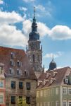 L'alta torre campanaria di una chiesa nel centro di Coburgo, Germania.
