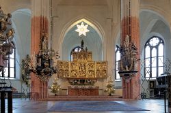 L'altare della cattedrale di Vasteras, Svezia. Preziose e ricche decorazioni scultoree abbelliscono le due grandi colonne che si trovano ai lati dell'altare maggiore della chiesa luterana ...