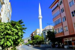 L'alto minareto della moschea Moslem a Alanya, Turchia: il bianco della costruzione risalta nello sfondo azzurro intenso del cielo - © Artur Romanov / Shutterstock.com