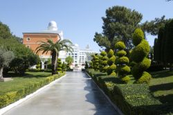 L'Amara Dolce Vita Luxury Hotel di Tekirova, Turchia: siepi e piante verdi lungo i viali alberati dell'hotel all-inclusive © Smit / Shutterstock.com