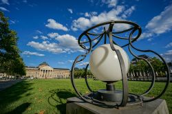 Una lampada in un giardino di Wiesbaden, Germania, con sullo sfondo l'edificio del Casinò. Una tappa obbligata della città è il Kurhaus, il centro congressi che ospita ...