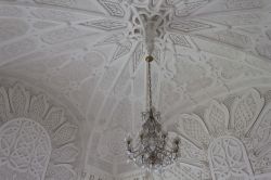 Il lampadario della Sala Bianca del castello di Sammezzano. L'edificio, attualmente semiabbandonato, è di proprietà di una società italo-inglese - foto © Greta ...