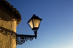 Un lampione in ferro battuto nel centro storico di Vejer de la Frontera, Spagna.
