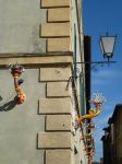 I tipici lampioni con i colori delle contrade di Siena