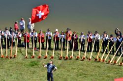 Il lancio della bandiera svizzera e il gran ensamble alla finale dell'11 Festival Internazionale dei Cori Alpini a Nendaz, Svizzera - © mountainpix / Shutterstock.com