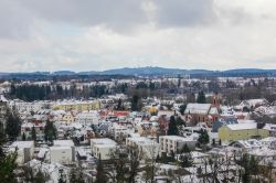 Landsberg am Lech in inverno con i tetti imbiancati dalla neve, Germania.

