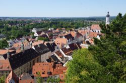 Landsberg am Lech vista dalla torre Junfernsprung, Baviera (Germania). Grazie alle sue fortificazioni e alle torri, questa cittadina conserva tutt'oggi la sua atmosfera medievale.
