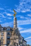 L'angelo d'oro di place d'Erlon a Reims, Francia, in una giornata di sole. La fontana di Subé è sormontata sulla sua sommità da questa preziosa scultura, simbolo ...
