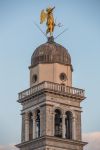 L'angelo d'oro di Santa Maria di Castello a Udine, Friuli Venezia Giulia. Il campanile della più antica chiesa di Udine è sormontato da un angelo girevole con l'indice ...