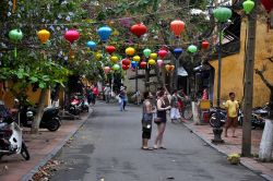 Lanterne in strada a Hoi An in Vietnam. Questo villaggio è chiamato la città delle lanterne di seta - © salajean / Shutterstock.com 