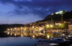 L'antica città di Novigrad (Cittanova) illuminata di sera, Croazia - © DarioZg / Shutterstock.com