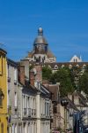 L'antica città medievale di Provins, Francia, con palazzi affacciati su una strada del centro.
