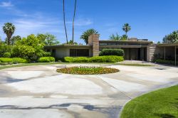 L'antica dimora di Frank Sinatra a Palm Springs, California. Costruita nel 1947, è divenuta una frequentata attrazione turistica - © Greg Ward NZ / Shutterstock.com