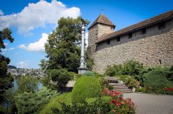 L'antica fortezza di Rapperswil-Jona, Svizzera, con i giardini circostanti.
