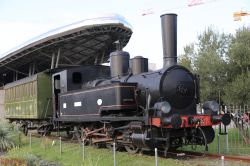 L'antica locomotiva numero 81 con vagone nel centro di Montpellier, Francia: si trova di fronte alla biblioteca Garcia Lorca. Un tempo questo treno collegava Montpellier con la cittadina ...