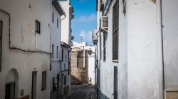 L'antica torre della Muralla nel centro storico di Oliva, Spagna. Bene di interesse culturale, questa costruzione fatta di mattoni e pietra è l'unica che rimane del muro che circondava ...