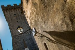 L'antica torre medievale vista lateralmente, Capalbio, Toscana- © robertonencini / Shutterstock.com