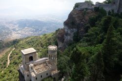 L'antica Torretta Pepoli di Erice, provincia di Erice (Sicilia). Costruita nel 1881, questa residenza turrita in pietra sorge su una scogliera: da qui si gode una sugegstiva veduta sul mare.
 ...