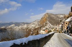 L'antico borgo austriaco di Durnstein fra le montagne innevate. 
