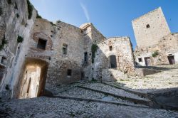 L'antico centro di Craco, in provincia di Matera, Basilicata. Nel realizzare un piano di recupero del borgo, il Comune ha istituito un percorso di visita guidata lungo un itinerario messo ...