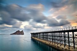 L'antico embarcadero del Hornillo nella città di Aguilas, Spagna, al tramonto.
