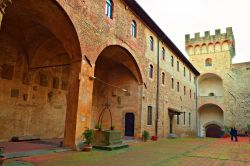 L'antico Palazzo dei Vicari a Scarperia in Toscana, famoso per i suoi affreschi - © Simona Bottone / Shutterstock.com