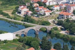 L'antico ponte Arslanagic nella città di Trebinje, Bosnia Erzegovina. Costruito per volontà del pascià Sokollu Mehmed, si trova a nord del centro storico.
