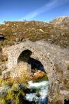 L'antico ponte Cava Velha a Castro Laboreiro, Melgaco, Portogallo. Di epoca romana, questo ponte ha una struttura in massi irregolari sostenuta da bugne lavorate con giunture piene di pietre ...