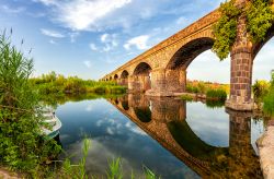 L'antico ponte in muratura di Orosei sul fiume Cedrino, Sardegna. Questo corso d'acqua scorre in provincia di Nuoro: dopo un percorso tortuoso di 80 km sfocia nel mar Tirreno proprio ...