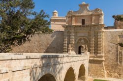L'antico ponte in pietra calcarea con l'ingresso a Mdina, Malta. Questa città ha una storia di oltre 4 mila anni, storia che testimonia le origini della cristianità maltese.

 ...