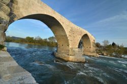 L'antico ponte sull'Eurimedonte costruito dai turchi selgiuchidi nei pressi di Aspendos, Turchia. Questo possente ponte di oltre 800 anni fu innalzato sui pilastri di quello precedente ...