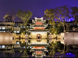 L'antico Tempio di Confucio fotografato di notte a Nanjing, Cina. Più che un tempio è un vero e proprio quartiere affacciato sul fiume Azzurro - © Taras Vyshnya / Shutterstock.com ...