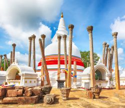 L'antico tempio di Thuparamaya nella città di Anuradhapura, Sri Lanka. Situato nella zona sacra del parco di Mahamewna, questo stupa è il primo "dagoba" ad essere ...
