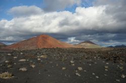 Lanzarote, Canarie: vista del vulcano Montaña Bermeja dalla spiaggia omonima, nei pressi della località El Golfo.
