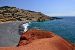 Lanzarote: sabbia nera sulla spiaggia di El Golfo, nel sud-ovest di Lanzarote (Canarie). Qui si trova anche il Charco de los Clicos, un lago color verde smeraldo.
