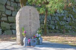 Lapide a ricordo del suicidio di Toyotomi Hideyori e di sua madre Yodo-dono al castello di Osaka, Giappone. - © beibaoke / Shutterstock.com