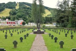 Lapidi al cimitero dei soldati di Semmering (Soldatenfriedhof), Bassa Austria - © Denis.Vostrikov / Shutterstock.com