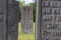 Lapidi al cimitero ebraico di Hilversum, Olanda - © Ronald Wilfred Jansen / Shutterstock.com