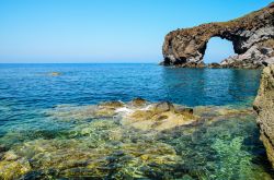 L'arco di roccia di  Punta Perciato vicino alla spiaggia di Pollara sull'isola di Salina alle Eolie