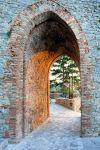 L'arco d'ingresso al castello di Montefiore Conca, Emilia Romagna. La rocca venne edificata nel corso del XIV° secolo dalla famiglia dei Malatesta e oltre ad essere una possente ...