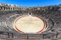 L'arena di Nimes (Francia), utilizzata per le corride dei tori, vista dalle gradinate.



